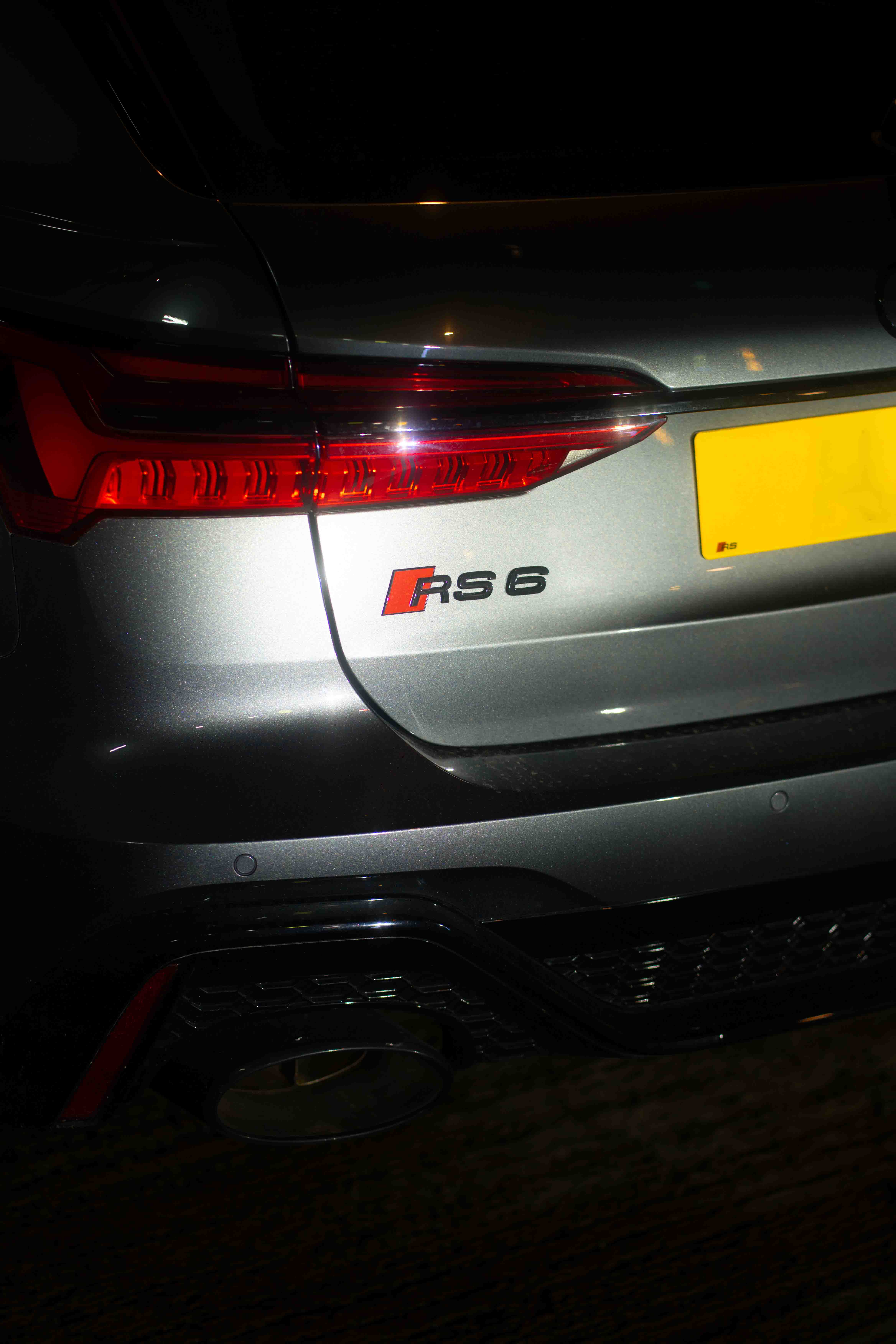 Closeup of RS6 badge